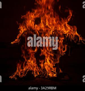 Flammes de feu sur fond noir. Flamme de combustion isolée. Texture flammes de feu. Effet brûlant flamboyant. Papier peint feu. Motif d'art abstrait avec copie Banque D'Images