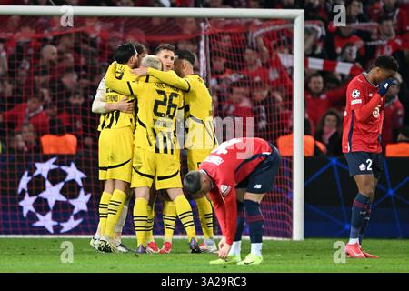 Lille, France. 12 mars 2025. Football : Ligue des Champions, OSC Lille - Borussia Dortmund, éliminatoires, 16e manche, stade Pierre-Mauroy. Les joueurs de Dortmund se tiennent ensemble après la victoire. Crédit : Federico Gambarini/dpa/Alamy Live News Banque D'Images