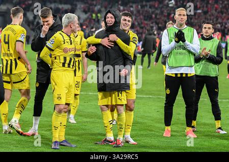 Lille, France. 12 mars 2025. Football : Ligue des Champions, OSC Lille - Borussia Dortmund, éliminatoires, 16e manche, stade Pierre-Mauroy. Les joueurs de Dortmund se tiennent ensemble après la victoire. Crédit : Federico Gambarini/dpa/Alamy Live News Banque D'Images