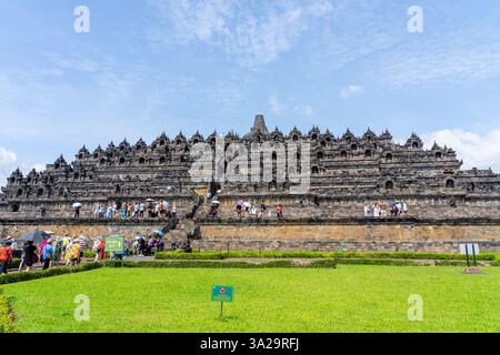 Java central, Indonésie - 20 janvier 2025 : visiteurs du temple Borobudur dans le centre de Java, Indonésie. Banque D'Images