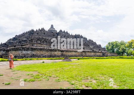 Java central, Indonésie - 20 janvier 2025 : un touriste prenant des photos dans le temple Borobudur dans le centre de Java, Indonésie. Banque D'Images
