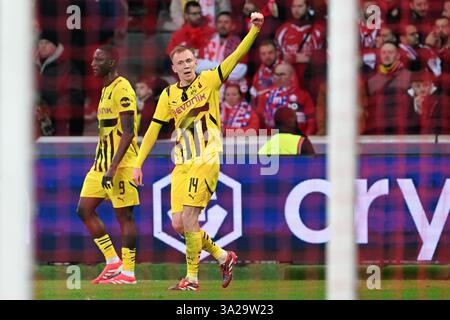 Lille, France. 12 mars 2025. Football : Ligue des Champions, OSC Lille - Borussia Dortmund, éliminatoires, 16e manche, stade Pierre-Mauroy. Maximilian Beier de Dortmund célèbre après avoir marqué pour faire 1-2. Crédit : Federico Gambarini/dpa/Alamy Live News Banque D'Images