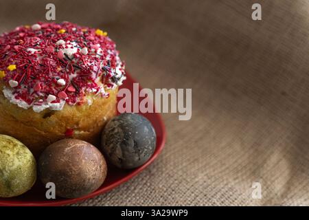 Gâteau de Pâques avec deux oeufs de Pâques dans une assiette rouge Banque D'Images