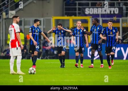 Milan, Italie. 11 mars 2025. Milan - Mehdi Taremi du FC Inter Milano, Hakan Calhanoglu du FC Inter Milano, Davide Frattesi du FC Inter Milano, Marcus Thuram du FC Inter Milano, Benjamin Pavard du FC Inter Milano lors de la 2ème manche de la manche des 16 du nouveau format de la Ligue des Champions 2024/2025. Le match se déroule entre le FC internationale Milan et Feyenoord au Giuseppe Meazza San Siro le 11 mars 2025 à Milan, en Italie. Crédit : Box to Box Pictures/Alamy Live News Banque D'Images