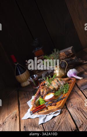 Épaule d'agneau grillée braisée au four avec du romarin Banque D'Images