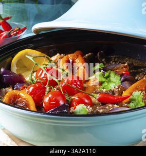 Délicieux bœuf épicé cuit avec divers légumes en tagine Banque D'Images