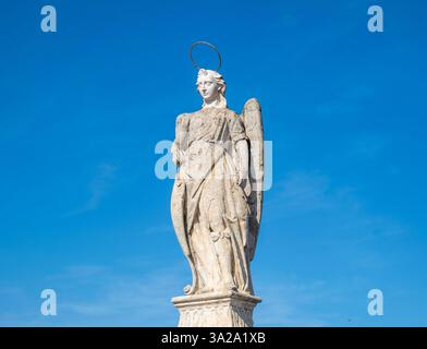 Statue de Saint Raphaël sur le pont romain de Cordoue, Andalousie, Espagne. Banque D'Images
