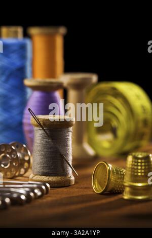 Coudre des objets sur des bardes de bois brun Banque D'Images