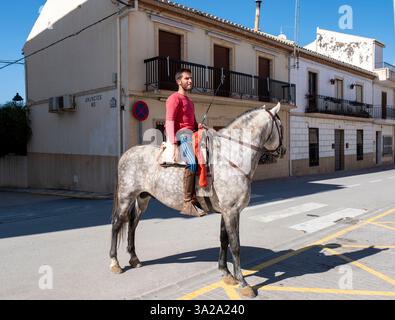 Jeune Espagnol monté sur un cheval gris dans la ville de Salar, Andalousie, Espagne Banque D'Images