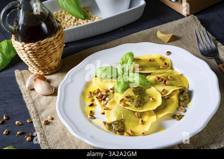 Végétarien en italien! Tortelli aux pignons de pin rôtis et basilique au pesto Banque D'Images