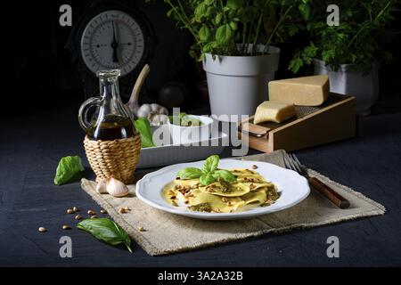 Végétarien en italien! Tortelli aux pignons de pin rôtis et basilique au pesto Banque D'Images