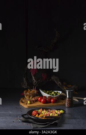 Choux de Bruxelles et brochettes de bacon avec widgets de pommes de terre Banque D'Images