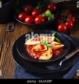 Ravioli alla Genovese avec basilic et sauce tomate Banque D'Images