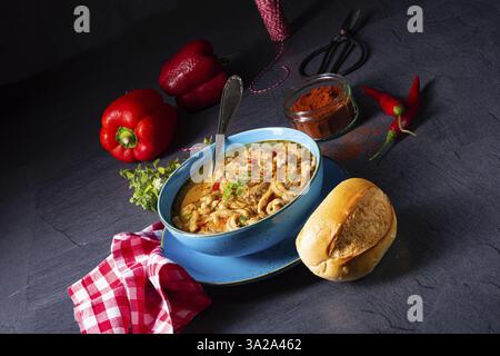 Flaczki soupe de tripes fraîche et épicée aux herbes Banque D'Images
