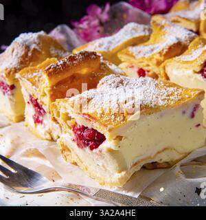 Karpatka un délicieux gâteau au pudding polonais Banque D'Images