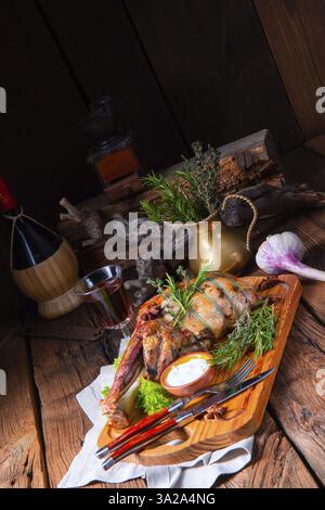 Épaule d'agneau grillée braisée au four avec du romarin Banque D'Images