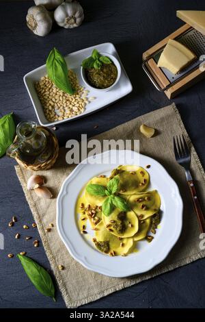 Végétarien en italien! Tortelli aux pignons de pin rôtis et basilique au pesto Banque D'Images