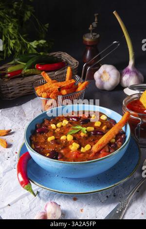 Chili con carne avec patate douce et nachos épicés Banque D'Images