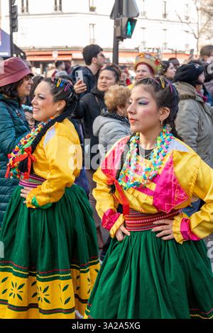 Les participants animés célèbrent le patrimoine culturel lors des festivités du Carnaval de Paris 2025 dans une tenue traditionnelle colorée Banque D'Images