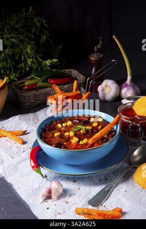Chili con carne avec patate douce et nachos épicés Banque D'Images