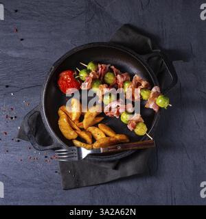 Choux de Bruxelles et brochettes de bacon avec widgets de pommes de terre Banque D'Images