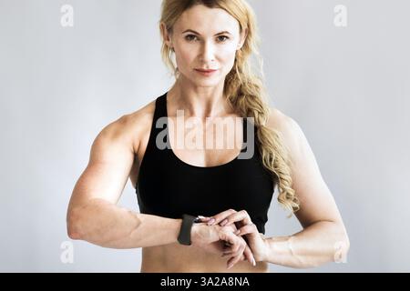 Gardez la forme pendant le maintien du covid-19 et l'entraînement moderne au milieu âge à la maison loft Banque D'Images
