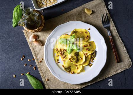 Végétarien en italien! Tortelli aux pignons de pin rôtis et basilique au pesto Banque D'Images