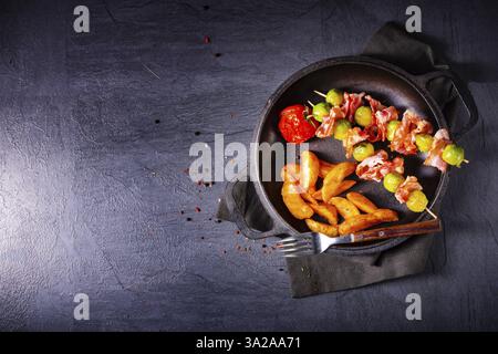 Choux de Bruxelles et brochettes de bacon avec widgets de pommes de terre Banque D'Images