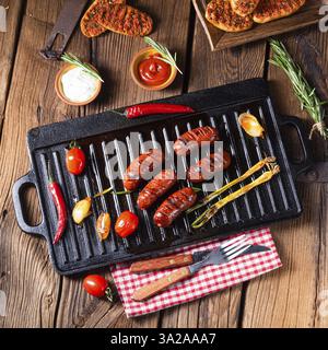 Saucisse de chorizo au piment avec bruschetta à la tomate Banque D'Images