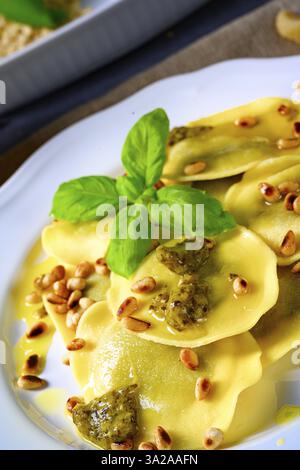 Végétarien en italien! Tortelli aux pignons de pin rôtis et basilique au pesto Banque D'Images