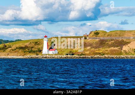 Une vue vers le phare de l'île Georges à Halifax, Nouvelle-Écosse, Canada à l'automne Banque D'Images