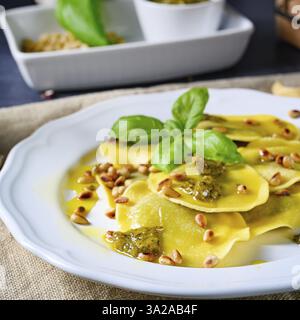 Végétarien en italien! Tortelli aux pignons de pin rôtis et basilique au pesto Banque D'Images