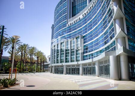 Anaheim, Californie, États-Unis - 24-04-2019 : une vue de l'architecture fluide du centre de congrès d'Anaheim. Banque D'Images