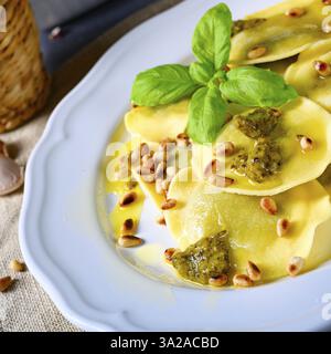Végétarien en italien! Tortelli aux pignons de pin rôtis et basilique au pesto Banque D'Images