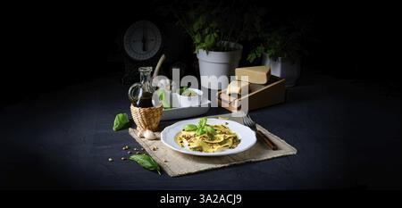 Végétarien en italien! Tortelli aux pignons de pin rôtis et basilique au pesto Banque D'Images