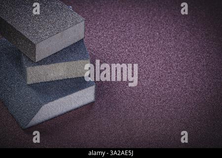 Éponges de ponçage sur des outils abrasifs d'espace de copie de papier émeri Banque D'Images