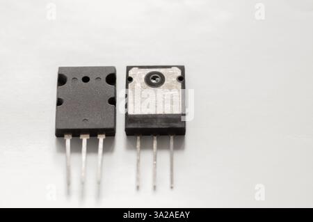 Transistors semi-conducteurs et mosfet isolés sur fond blanc. Banque D'Images