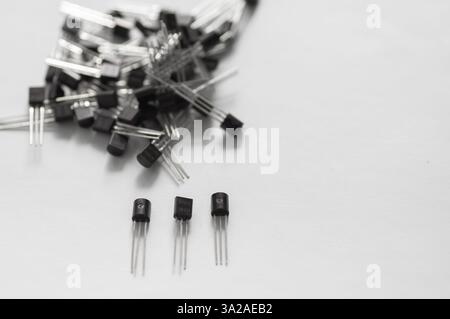 Transistors semi-conducteurs et mosfet isolés sur fond blanc. Banque D'Images