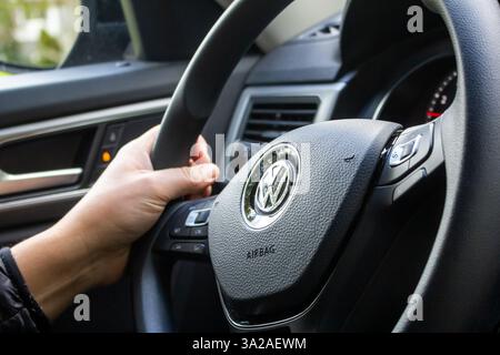 Issaquah, Washington, États-Unis - 04-27-2019, vue d'une main gauche tenant le volant d'un véhicule Volkswagen en conduisant. Banque D'Images