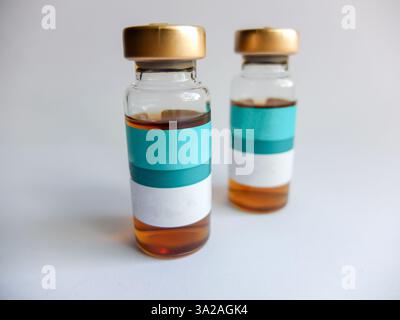 Seringue et bouteille sur fond blanc. Image de la médecine esthétique et de la chirurgie esthétique. Banque D'Images