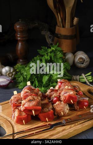 Kebab shish cru avec divers légumes Banque D'Images