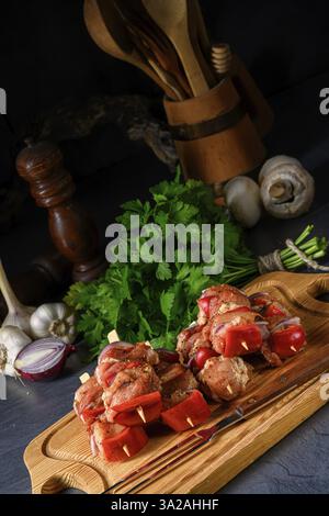 Kebab shish cru avec divers légumes Banque D'Images