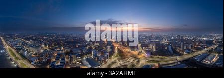 Vue aérienne panoramique de Leeds à l'aube, mettant en valeur l'horizon, les rues et l'architecture urbaine de la ville. Capturé dans l'éclairage tôt le matin, showcasi Banque D'Images