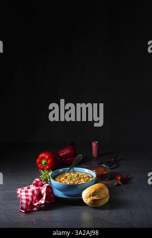 Flaczki soupe de tripes fraîche et épicée aux herbes Banque D'Images