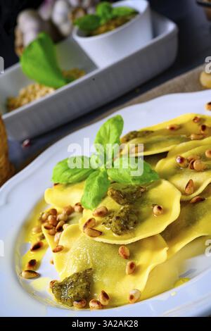 Végétarien en italien! Tortelli aux pignons de pin rôtis et basilique au pesto Banque D'Images