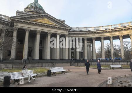 Saint-Pétersbourg, Russie. 11 mars 2025. Les gens se promènent près de la cathédrale d'Isaac dans le quartier de Pétersbourg. (Crédit image : © Daniel Felipe Kutepov/SOPA images via ZUMA Press Wire) USAGE ÉDITORIAL SEULEMENT! Non destiné à UN USAGE commercial ! Banque D'Images