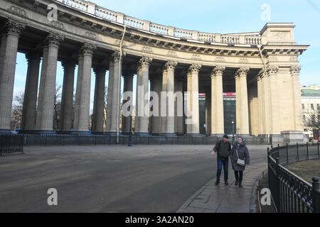 Saint-Pétersbourg, Russie. 11 mars 2025. Les gens se promènent près de la cathédrale d'Isaac dans le quartier de Pétersbourg. (Crédit image : © Daniel Felipe Kutepov/SOPA images via ZUMA Press Wire) USAGE ÉDITORIAL SEULEMENT! Non destiné à UN USAGE commercial ! Banque D'Images