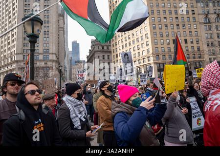 New York, États-Unis. 12 mars 2025. NEW YORK, NEW YORK - 12 MARS : des manifestants se rassemblent à Foley Square avec des pancartes contre LA GLACE, des pancartes appelant à libérer Mahmoud Khalil et agitant des drapeaux palestiniens lors d'un rassemblement en soutien à Mahmoud Khalil, un leader des manifestations pro-Hamas à l'Université Columbia contre Israël et les Juifs, à Foley Square le 12 mars 2025 à New York. Les agents de l'immigration DE L'ICE ont arrêté Khail après que le président Donald Trump a juré d'expulser les manifestants étudiants pro-palestiniens étrangers. Crédit : Ron Adar/Alamy Live News Banque D'Images