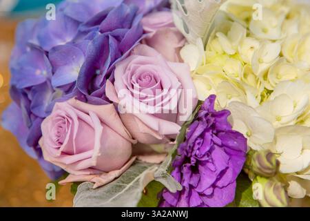 Une vue d'un bouquet de fleurs de couleur pastel pourpre. Banque D'Images