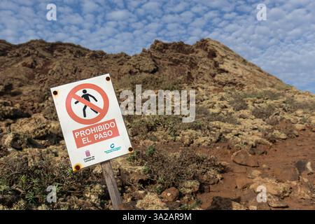 HARIA, ESPAGNE - 24 NOVEMBRE 2024 ; pas de panneau d'intrusion au volcan la Corona, Lanzarote, îles Canaries Banque D'Images